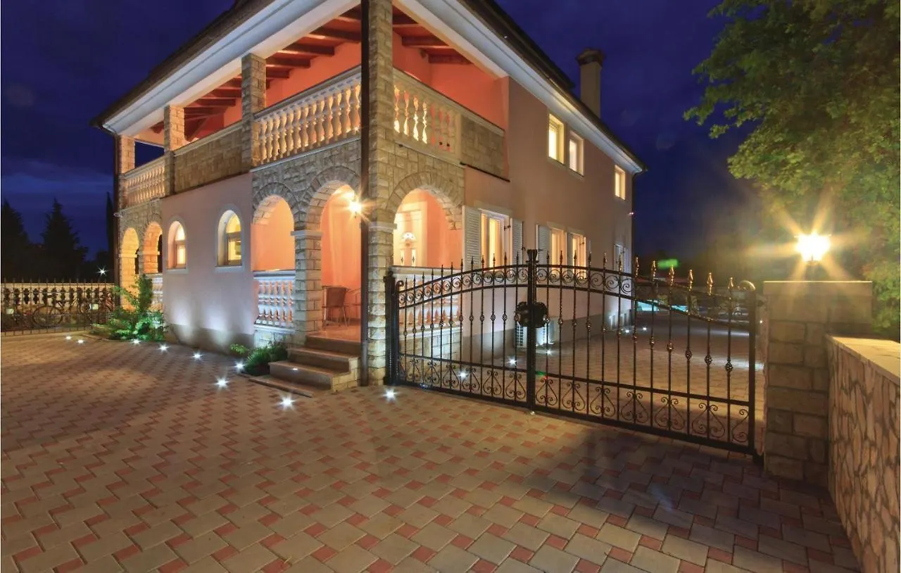 8 Bedroom Lovely Home In Pula 0*,