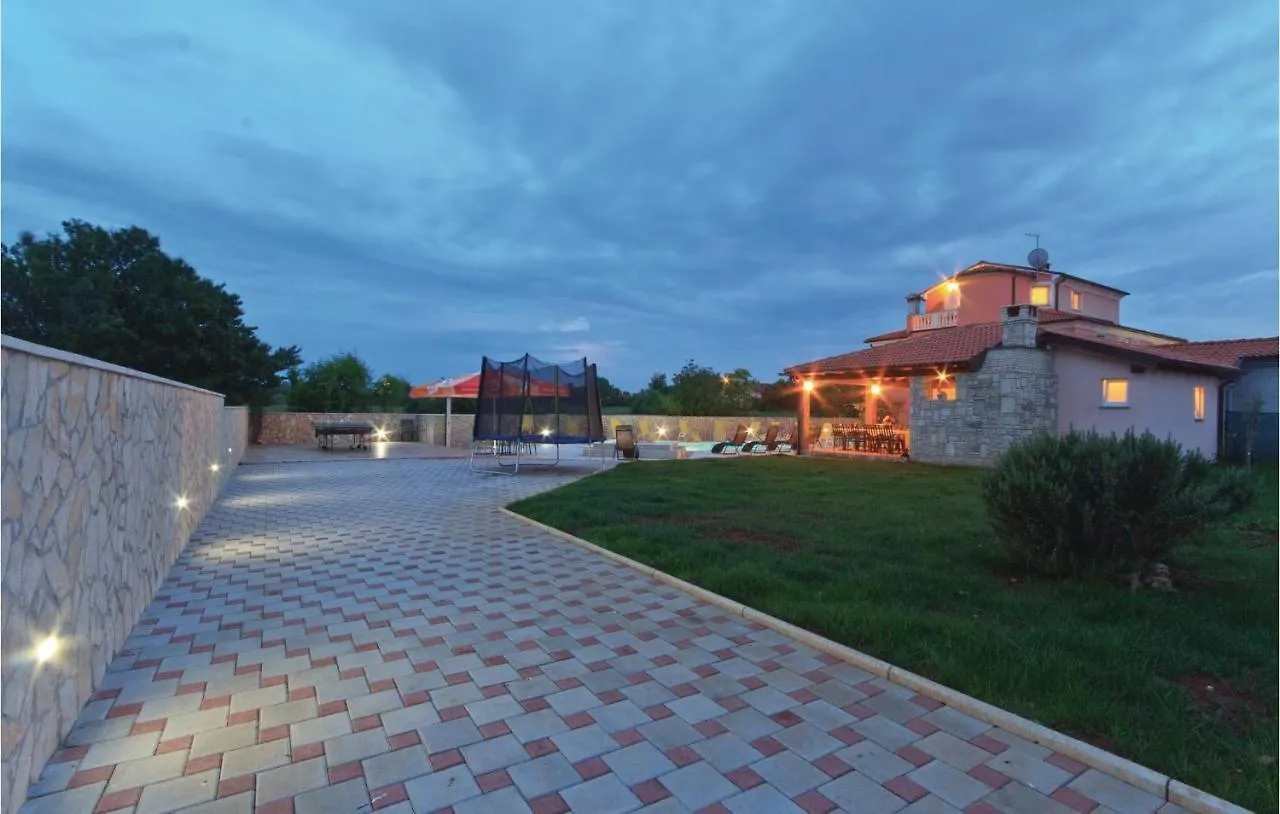 8 Bedroom Lovely Home In Pula