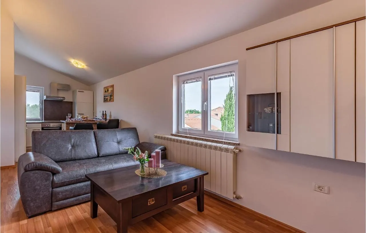 8 Bedroom Lovely Home In Pula