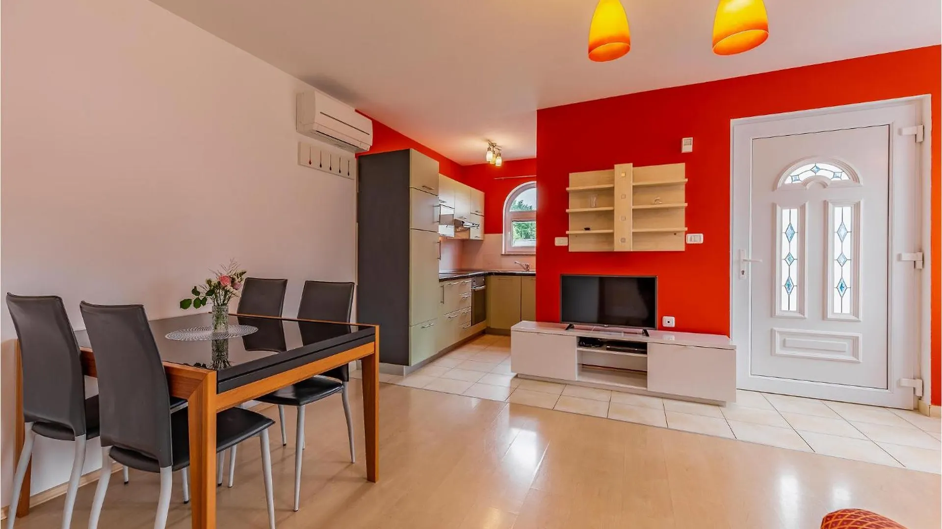 8 Bedroom Lovely Home In Pula