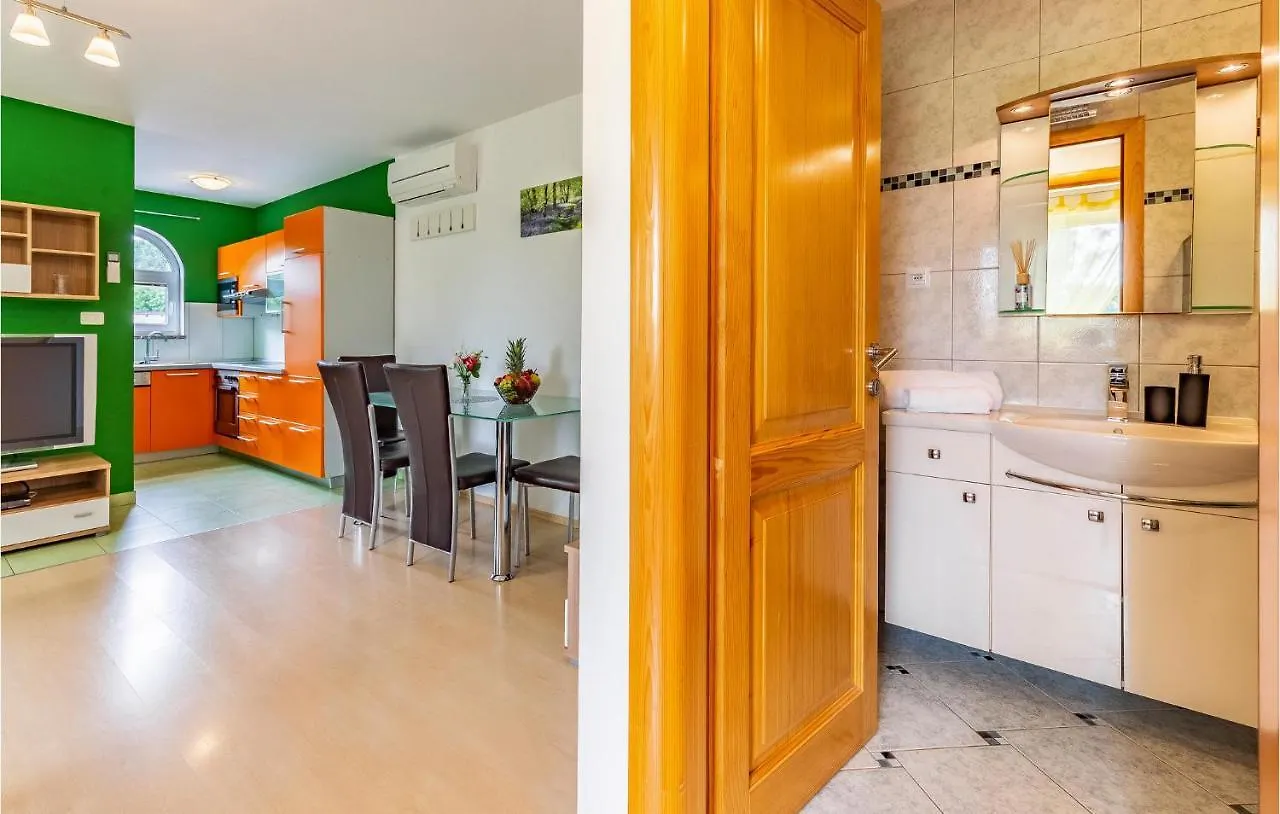 8 Bedroom Lovely Home In Pula