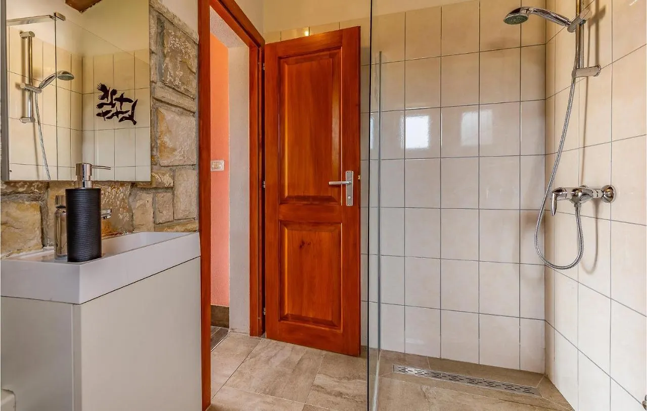 8 Bedroom Lovely Home In Pula