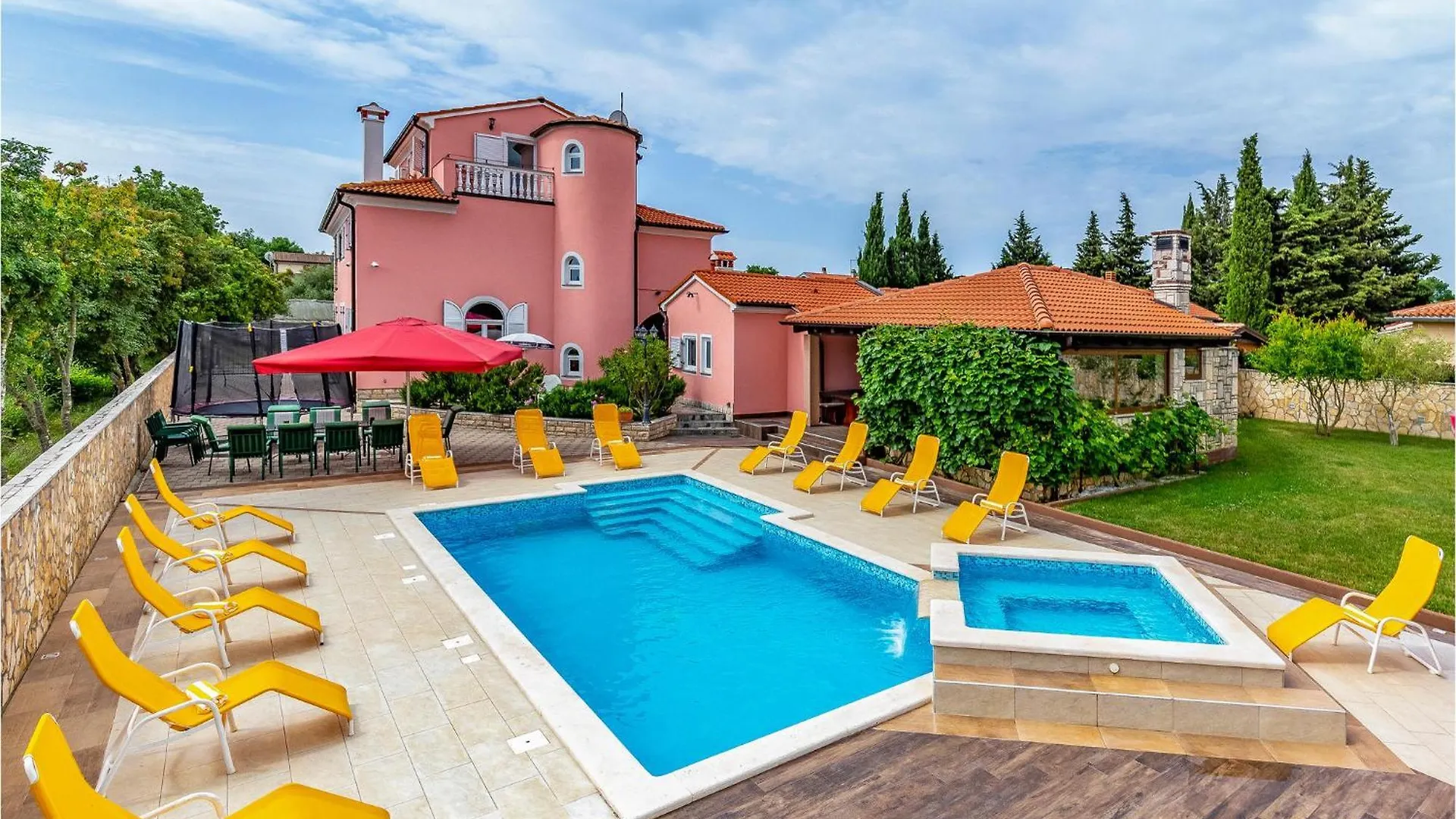 8 Bedroom Lovely Home In Pula